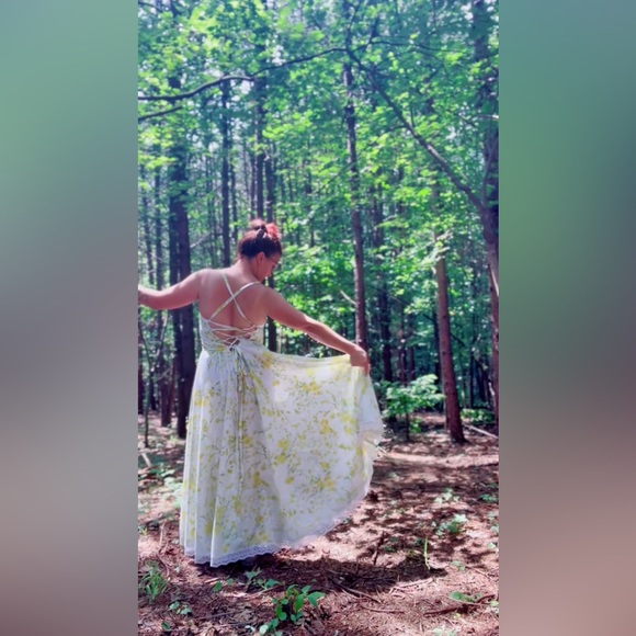 Yellow Floral & Lace Cottagecore Backless Vintage Bedsheet Dress w/Pockets - Picture 6 of 9